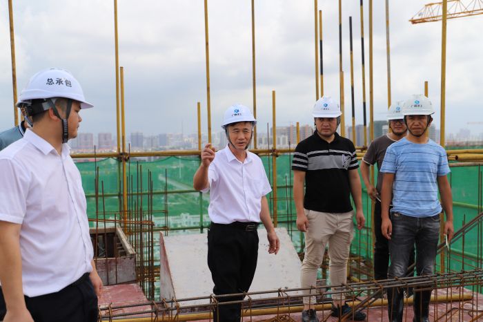 指導現(xiàn)場施工。侯建杰 攝.jpg