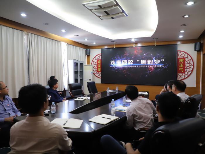 觀看警示教育片。韋文 攝.jpg