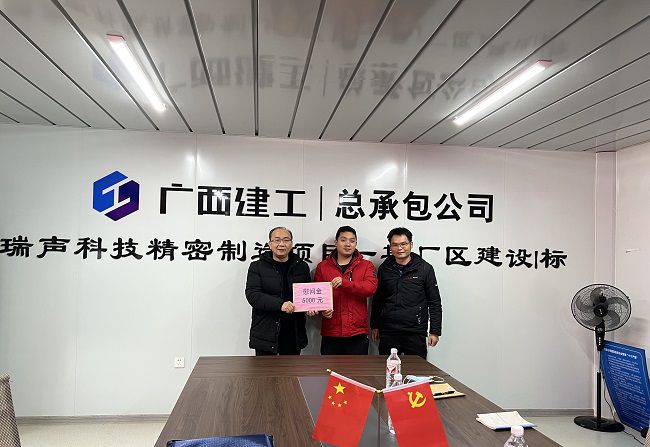 發(fā)放慰問金。廖之錠 攝（修圖）.jpg